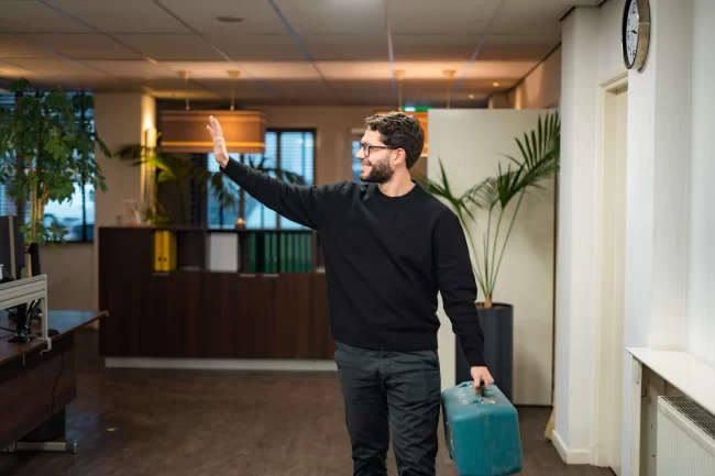 Collega die zwaait
